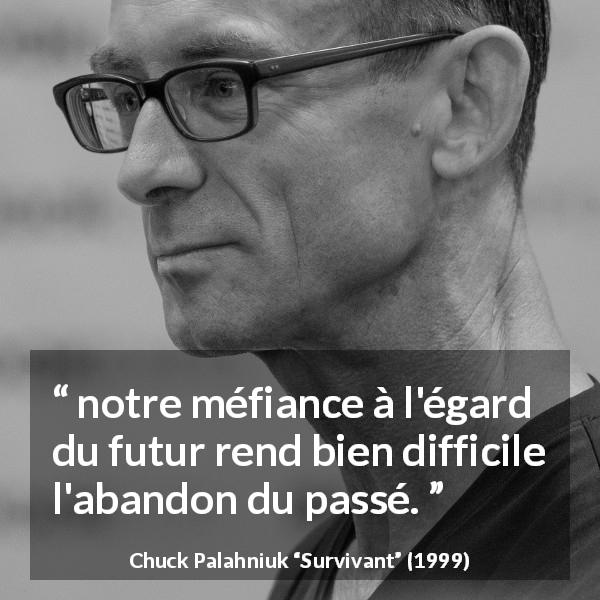 Citation de Chuck Palahniuk sur la méfiance tirée de Survivant - notre méfiance à l'égard du futur rend bien difficile l'abandon du passé.