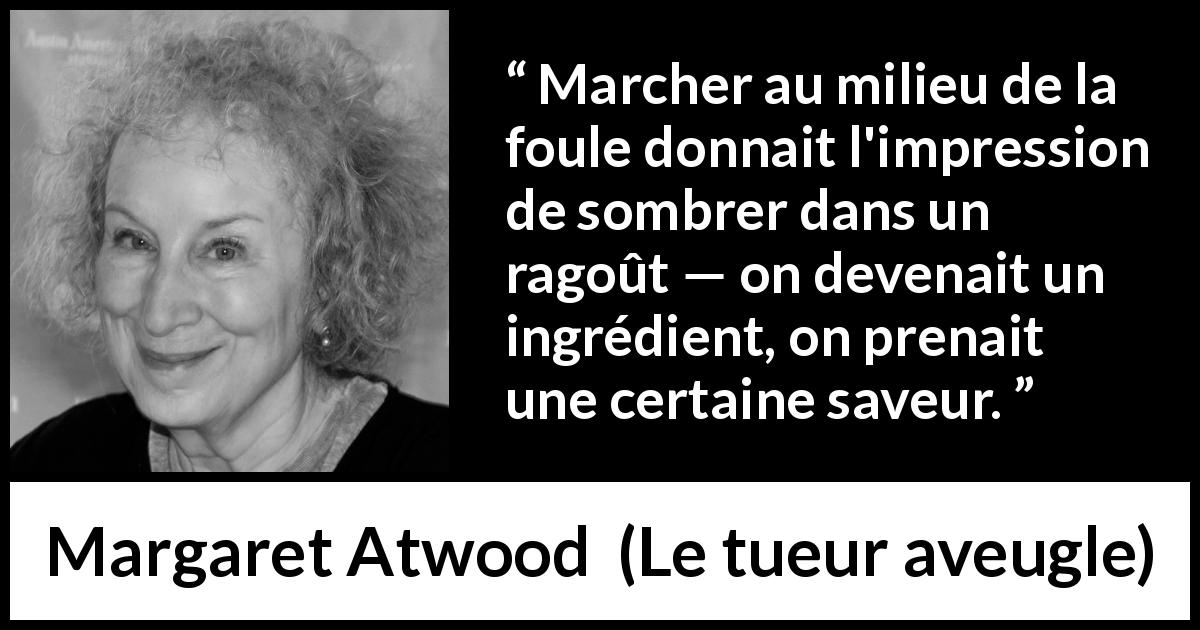 Citation de Margaret Atwood sur la foule tirée du tueur aveugle - Marcher au milieu de la foule donnait l'impression de sombrer dans un ragoût — on devenait un ingrédient, on prenait une certaine saveur.