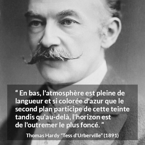 Citation de Thomas Hardy sur bleu tirée de Tess d'Urberville - En bas, l'atmosphère est pleine de langueur et si colorée d'azur que le second plan participe de cette teinte tandis qu'au-delà, l'horizon est de l'outremer le plus foncé.