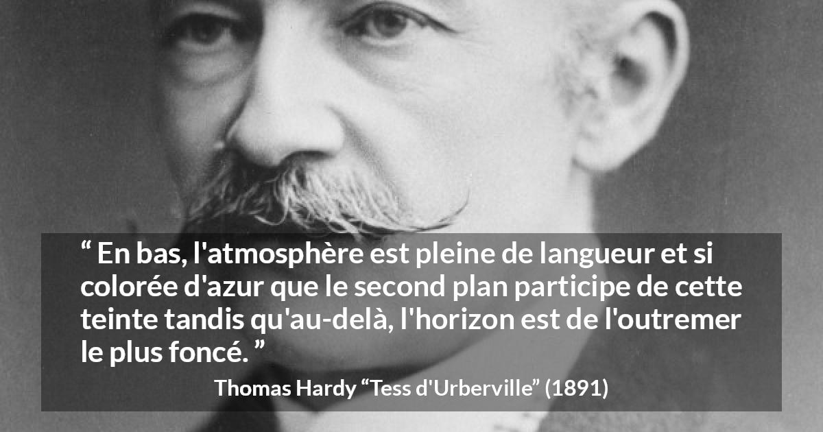 Citation de Thomas Hardy sur bleu tirée de Tess d'Urberville - En bas, l'atmosphère est pleine de langueur et si colorée d'azur que le second plan participe de cette teinte tandis qu'au-delà, l'horizon est de l'outremer le plus foncé.