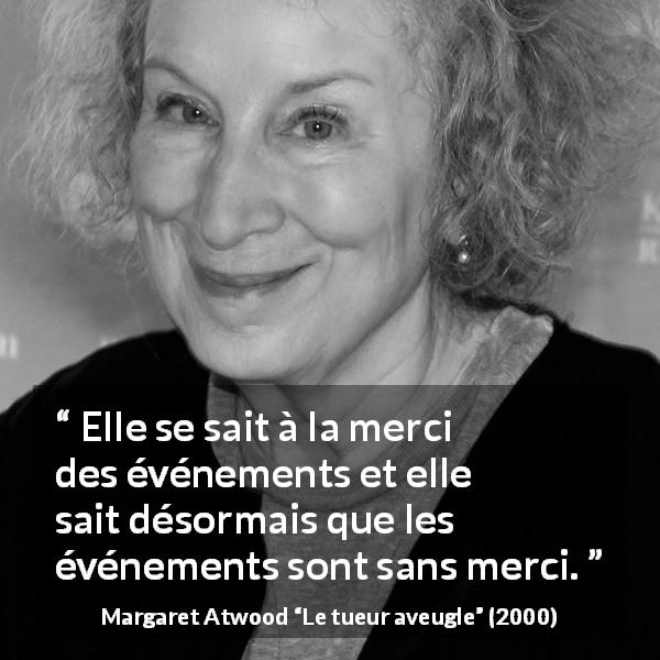 Citation de Margaret Atwood sur la souffrance tirée du tueur aveugle - Elle se sait à la merci des événements et elle sait désormais que les événements sont sans merci.